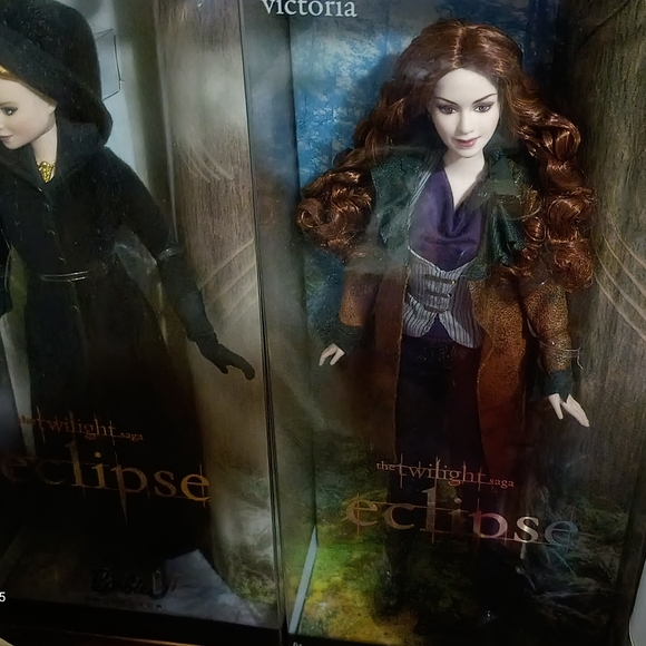 Twilight Saga Barbie Doll Set - Picture 8 of 9